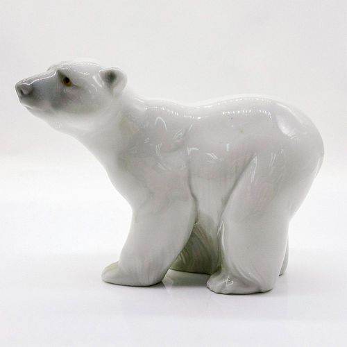 ATTENTIVE POLAR BEAR 1001207  396cc3