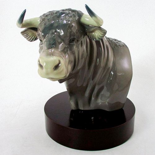 EL TORO W/BASE 1005545 - LLADRO PORCELAIN