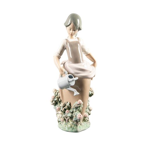 LLADRO FIGURINE GIRL WITH WATERING 399a7c