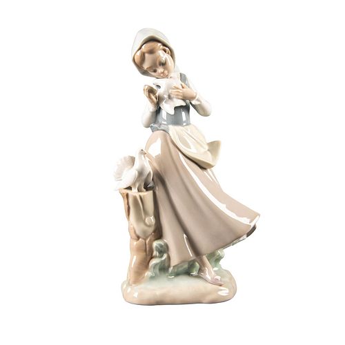 LLADRO FIGURINE, GIRL WITH PIGEONS