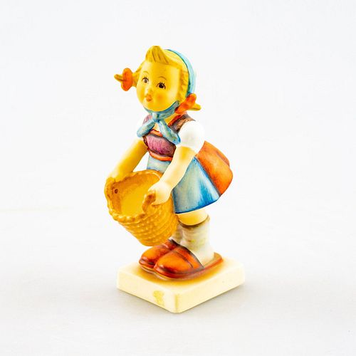 GOEBEL HUMMEL FIGURINE LITTLE HELPER 399ac3