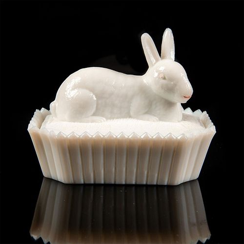 WESTMORELAND WHITE MILK GLASS RABBIT 399ec8