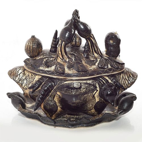 ELABORATE CERAMIC BORSCHT TUREEN 399f89