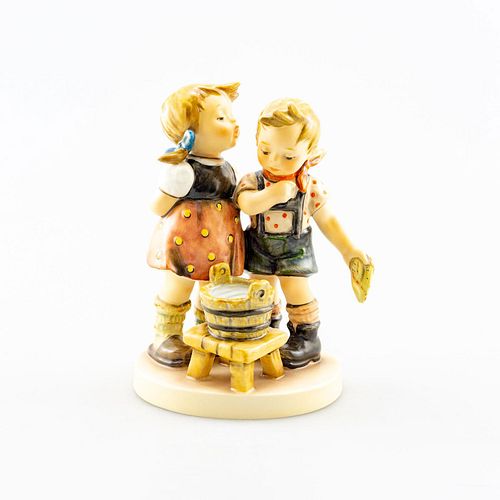 GOEBEL HUMMEL FIGURINE BATH TIME 39a0c2