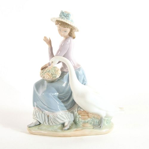 GOOSE TRYING TO EAT 1005034 - LLADRO