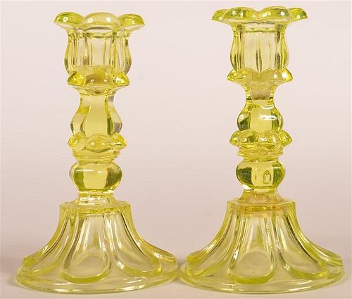 PAIR OF VASELINE FLINT GLASS CANDLESTICKS Pair 39c54e