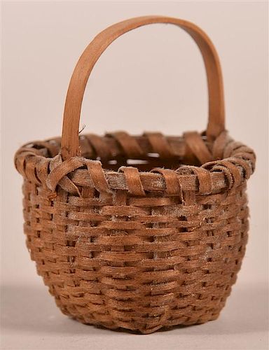 ANTIQUE MINIATURE ASH SPLINT BASKET Antique 39c6f3