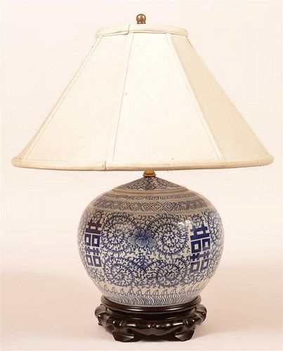 BLUE AND WHITE ORIENTAL TABLE LAMP.Blue