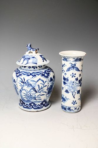 GROUP OF TWO BLUE AND WHITE VASES  39cf4a