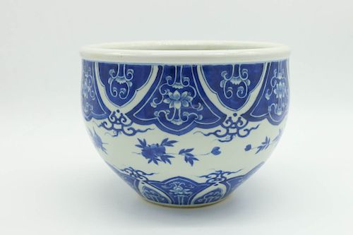 BLUE AND WHITE PLANTER, 17/18TH C.Of