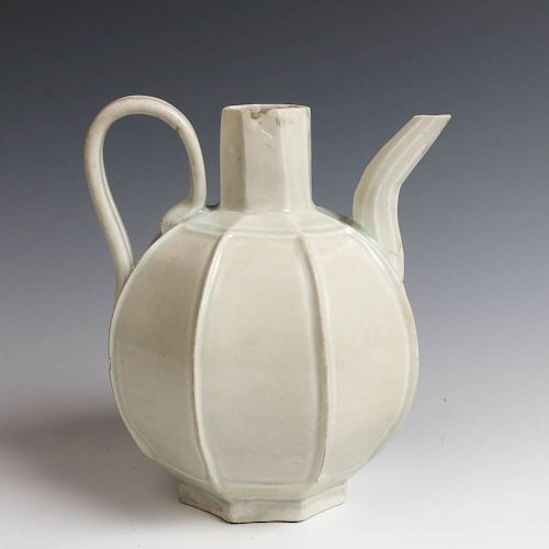 CHINESE WHITE GLAZE EWERThe globular 39cf8d