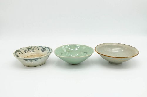 GROUP OF THREE BOWLSOn raised circular 39cfb7