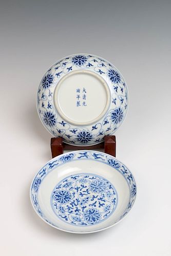 PAIR OF BLUE AND WHITE LOTUS DISHES  39cfe9
