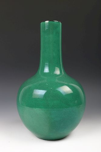 CHINESE APPLE GREEN GLAZED VASE,