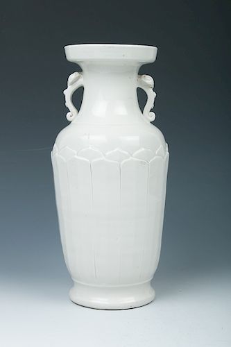 WHITE GLAZED VASE RUYI HANDLEOf archaic