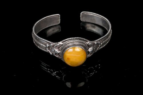 YELLOW AMBER AND SILVER BRACELETThis