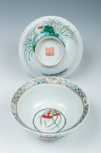 PAIR OF FAMILLE ROSE BOWLSA pair 39d129