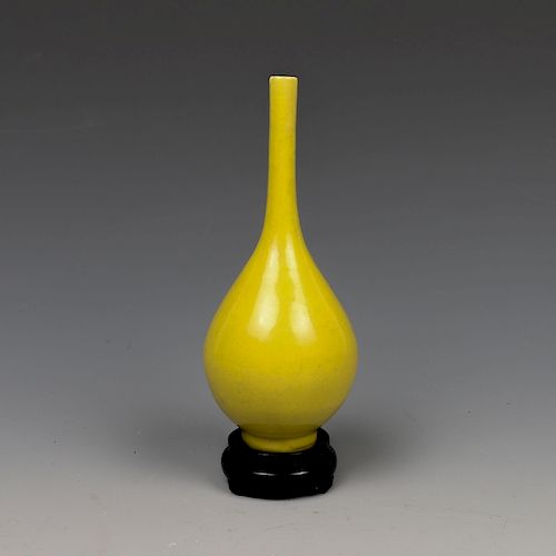YELLOW GLAZED VASEOf a pear shape 39d14b