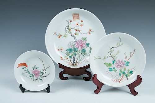 THREE FAMILLE ROSE FLORAL DISHES,