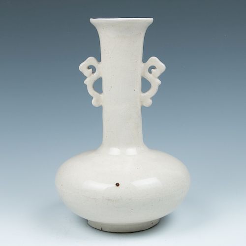 WHITE GLAZED BOTTLE VASE, 17TH/18TH