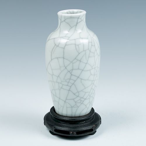 GE-TYPE VASEThe vase of tapered form,