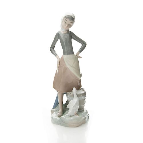 LLADRO FIGURINE GIRL WITH MILK 39b25e