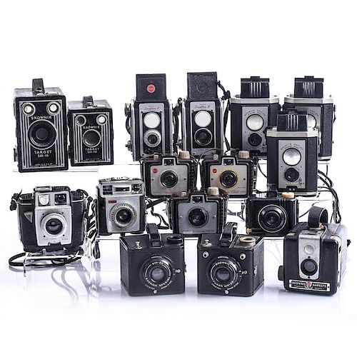 GROUP OF 16 KODAK BROWNIE CAMERASDecorative 39b508