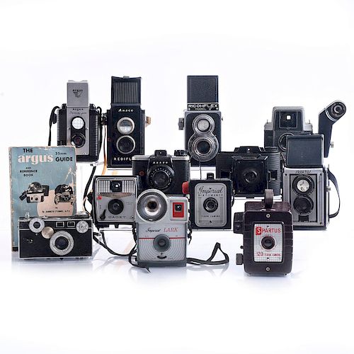 GROUP OF 12 VINTAGE FILM CAMERAS  39b509