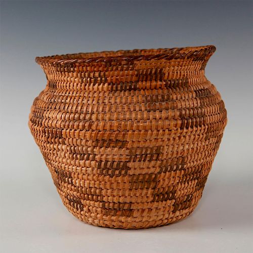 NATIVE AMERICAN WOVEN BASKETTwo tone 39b715