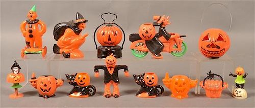 GROUP OF PLASTIC HALLOWEEN ITEMS Group 39bcc4
