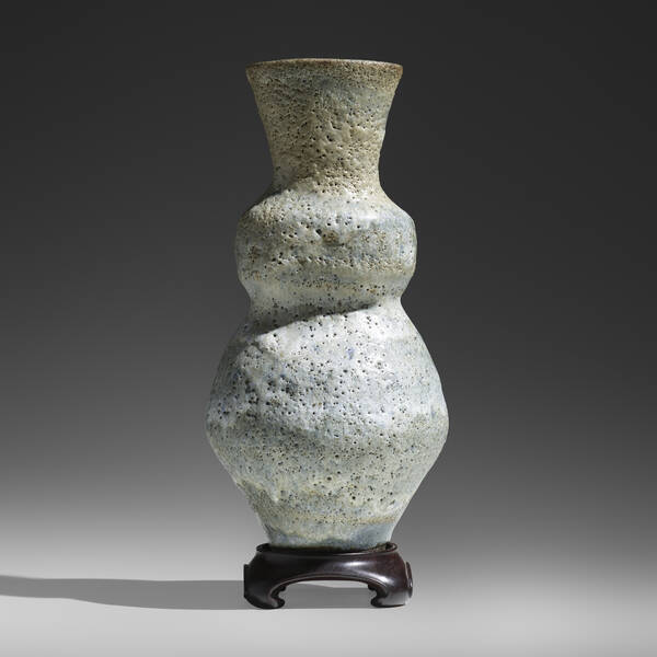 Lucie Rie. Large bottle. c. 1980,