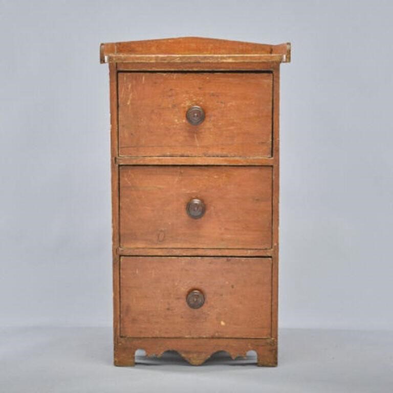 THREE-DRAWER CHESTA narrow pine chest