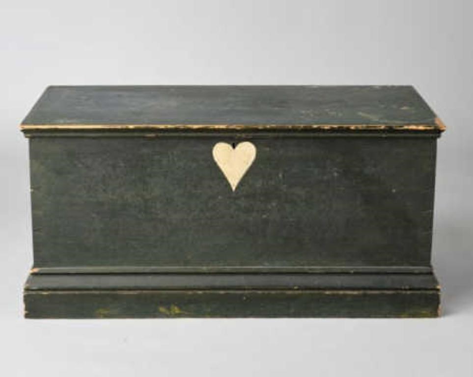 CHEST WITH HEARTA six-board pine