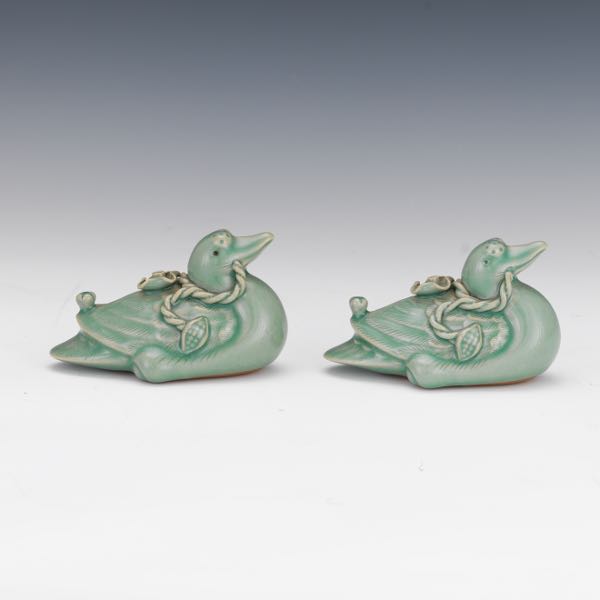 PAIR OF KOREAN PORCELAIN CELADON 3a0c9b