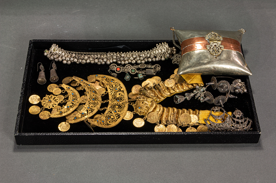 ETHNIC JEWELRY LOT: A PERSIAN GILT
