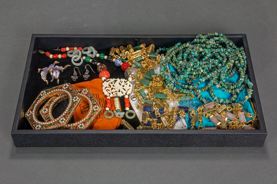 COSTUME JEWELRY LOT INCLUDING 3a0d06
