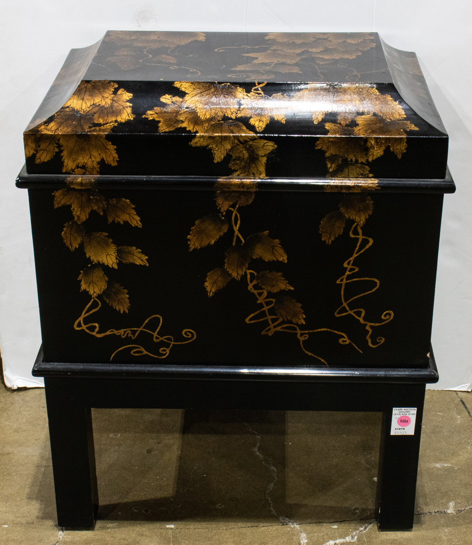 CHINOSERIE STYLE BLACK LACQUER