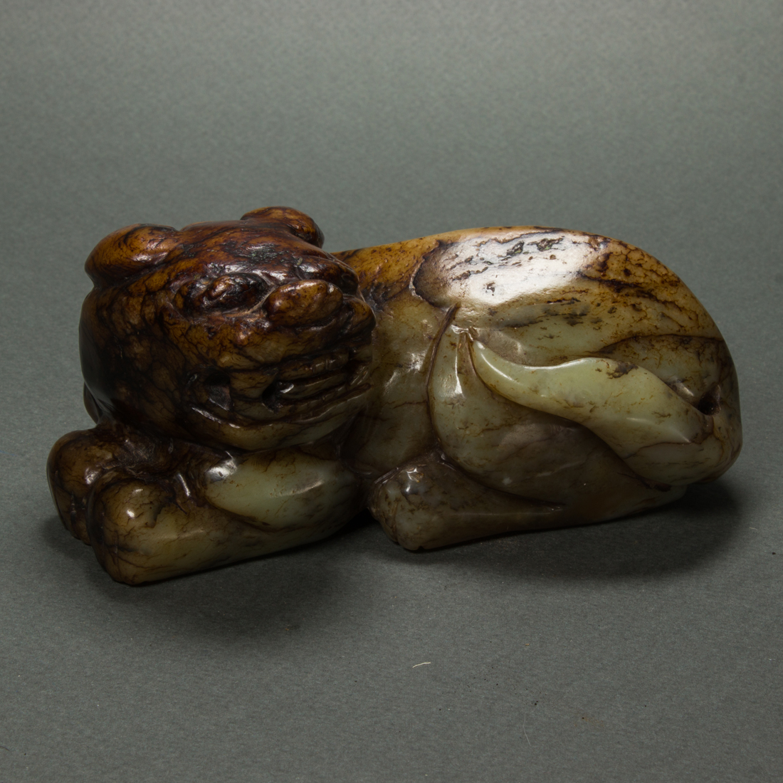 MOTTLED JADE RECUMBENT LION FIGURE  3a1003