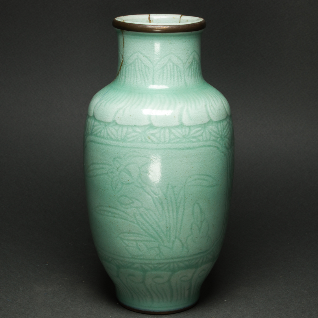 CHINESE INCISE DECORATED AND CELADON 3a102c