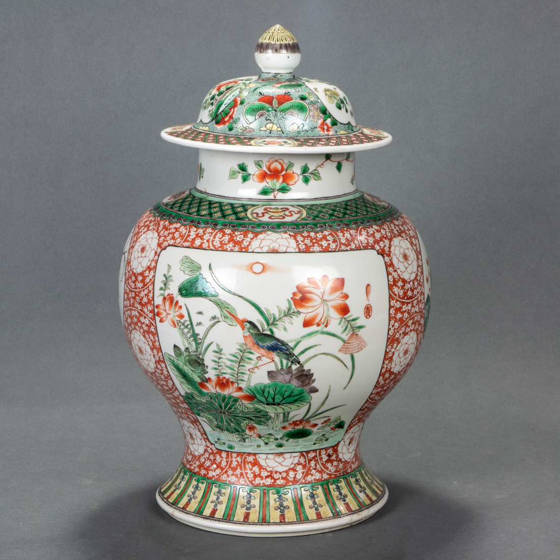 CHINESE FAMILLE VERTE COVERED JAR 3a10b6