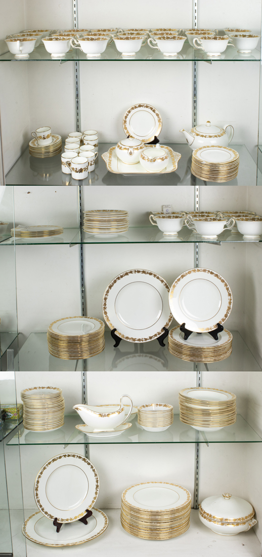 EXTENSIVE WEDGWOOD PORCELAIN DINNER