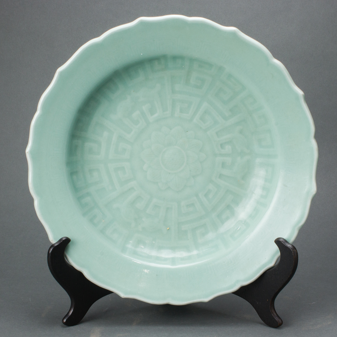 A CHINESE CELADON GLAZED CHARGER 3a116c