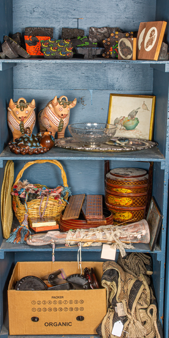 FOUR SHELVES OF CHINESE WOOD VASE