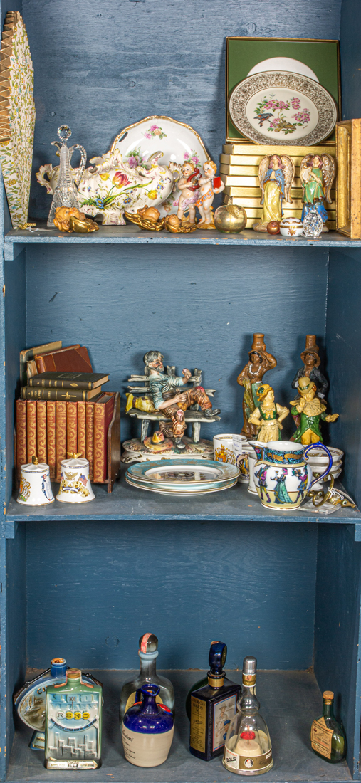 THREE SHELVES OF ITALIAN CERAMICS  3a14c8