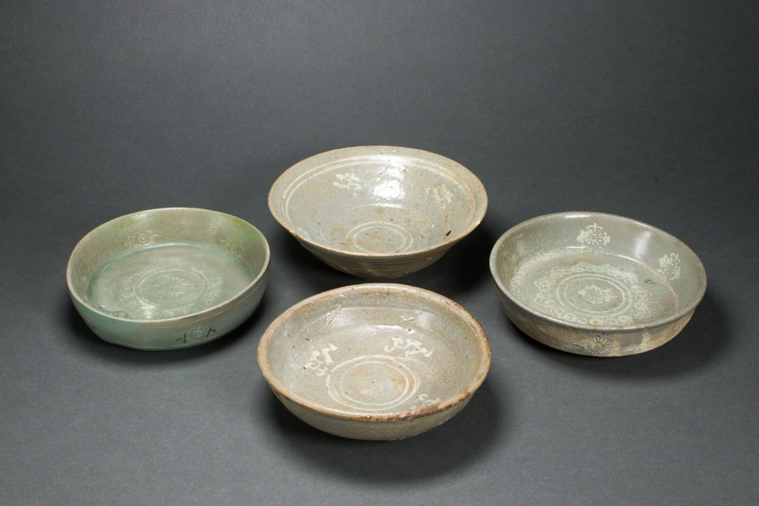 FOUR KOREAN CELADON GLAZED DISHES 3a14d8