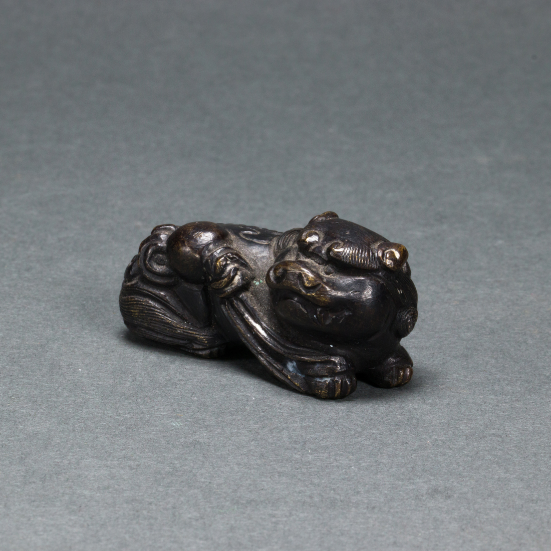 CHINESE BRONZE 'LION' PAPERWEIGHT