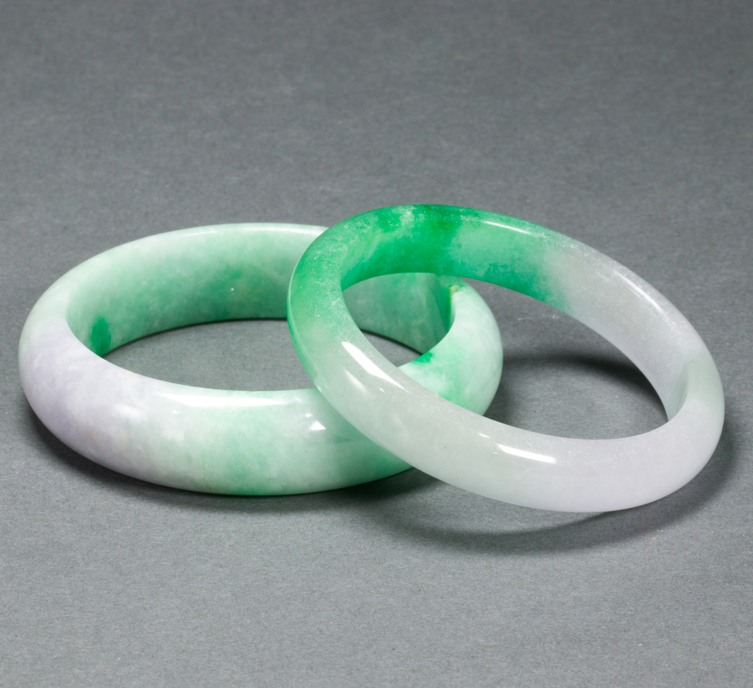 TWO CHINESE GREEN JADEITE BANGLES 3a14f7