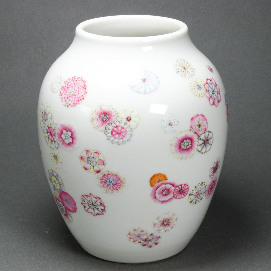 CHINESE FAMILLE ROSE VASE Chinese 3a152b