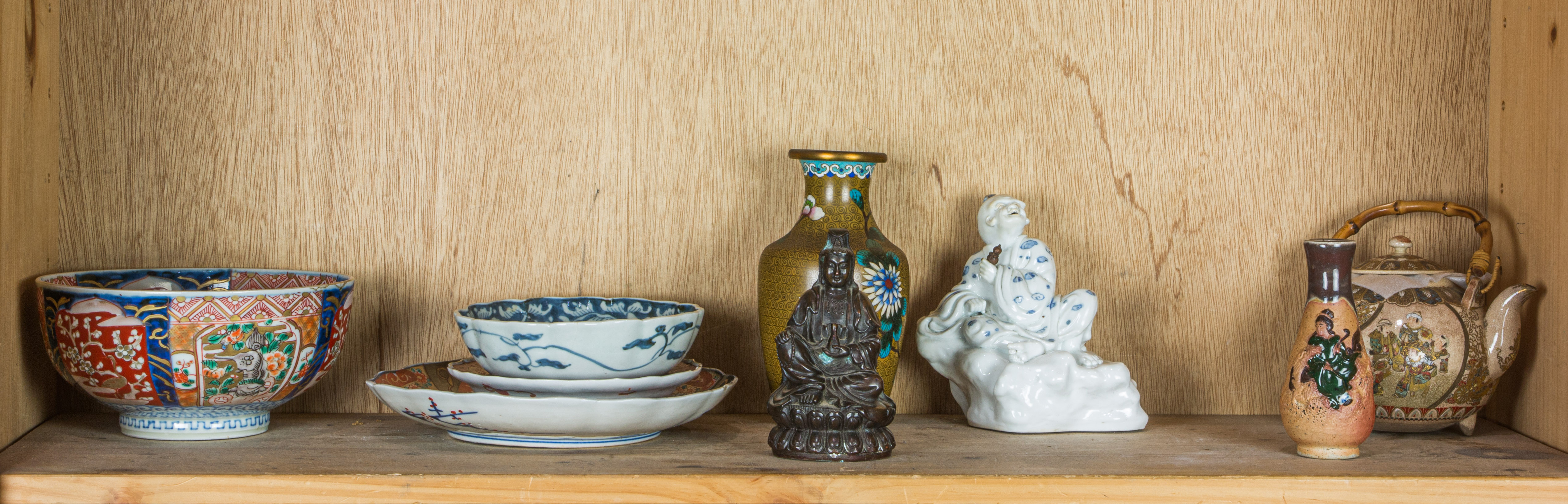 GROUP OF JAPANESE AND CHINESE DECORATIVE