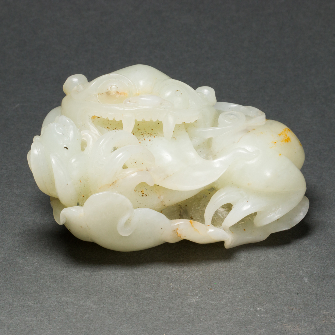 CHINESE WHITE AND RUSSET JADE MONEY 3a15c2